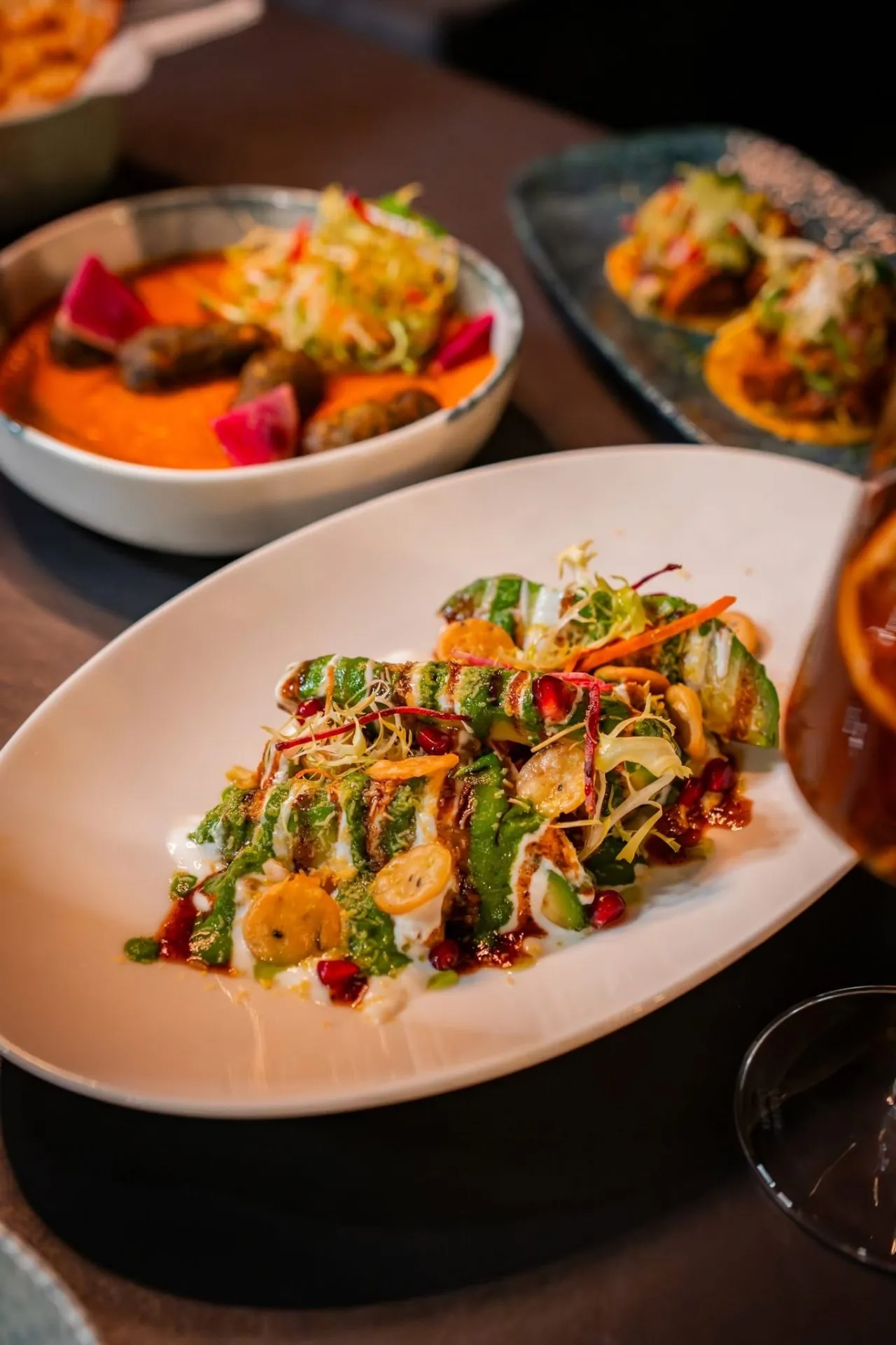 Avocado Papdi Chaat – knuspriges Papdi mit Avocado, Granatapfel und Tamarinde im essence india Hamburg