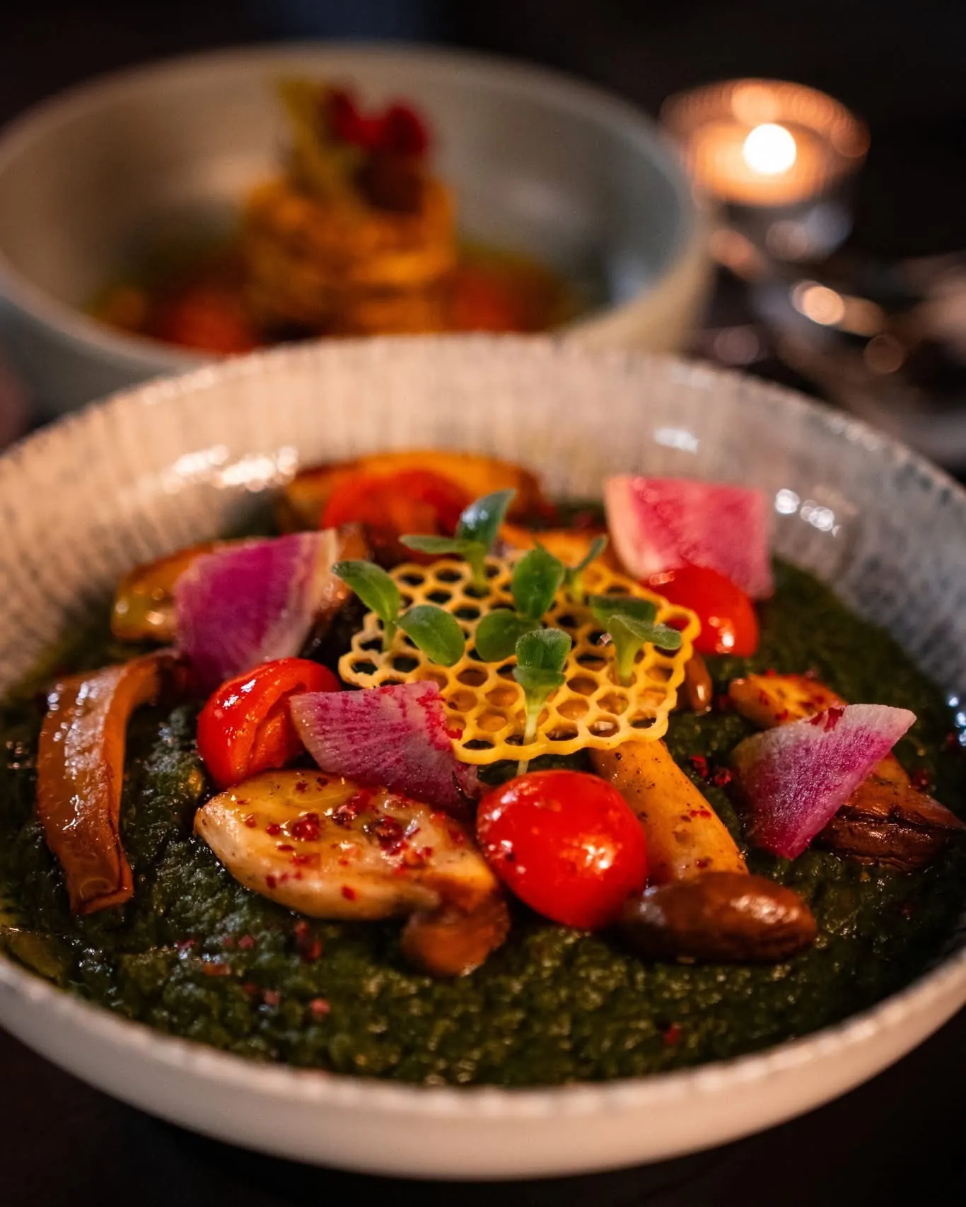 Austernpilz-Palak mit Kirschtomate und Wassermelonen-Radieschen im essence india Hamburg