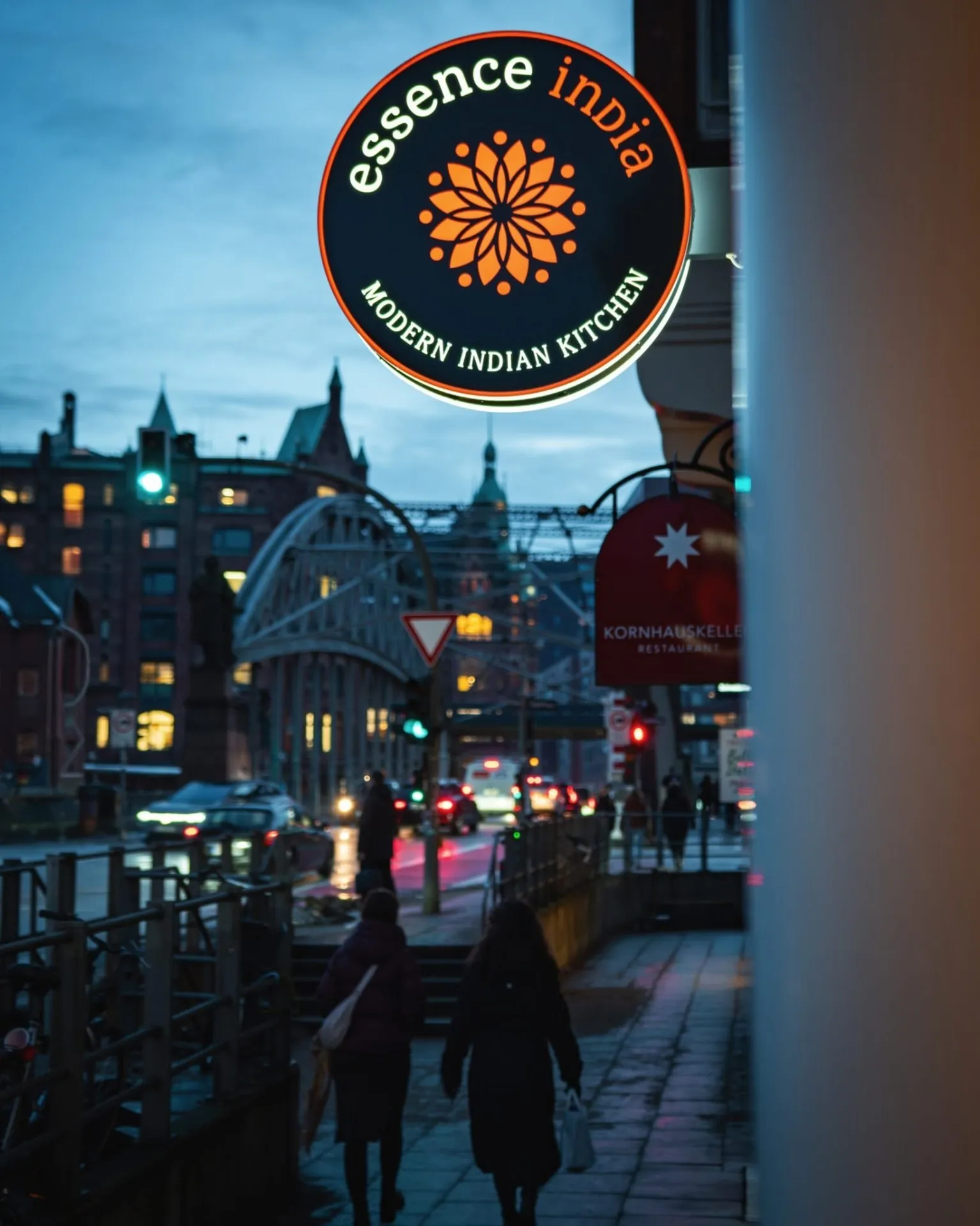 Das beleuchtete Essence-India-Schild bei Nacht, Brandstwiete 46, Hamburg-Altstadt nahe Speicherstadt